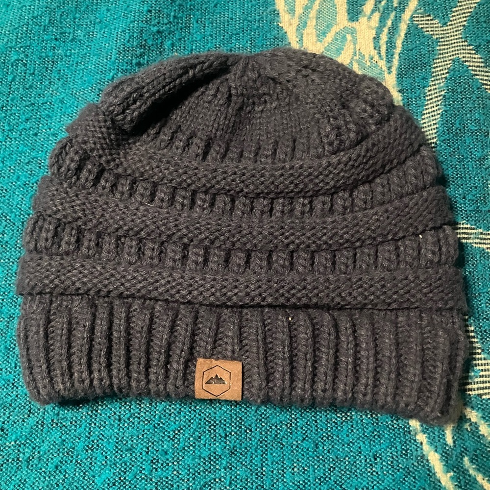 Earthbound Women’s Grey knit beanie hat NEW